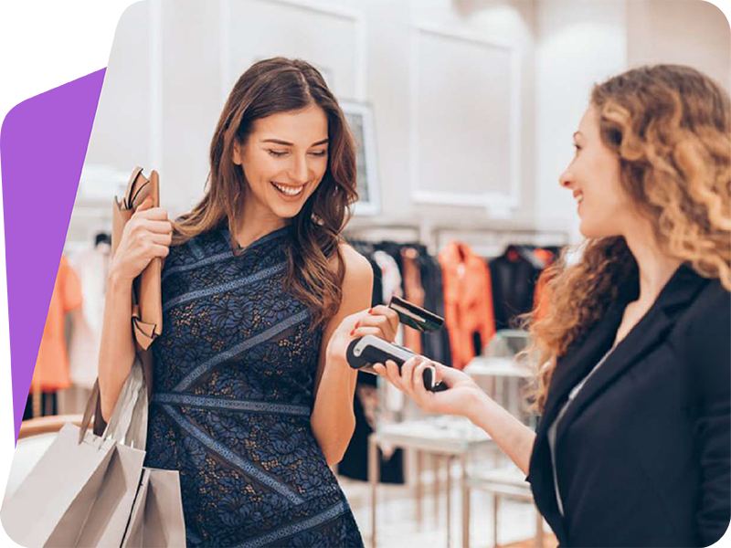 Cliente che usa ies BAE per pagare in negozio di vestiti