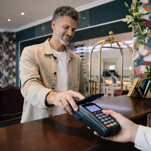 Pagamento contactless in hotel con ies BAE